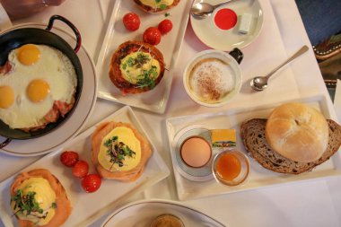 Yumurta Benedict jambon, ıspanak ve hollandaise sosu ile 