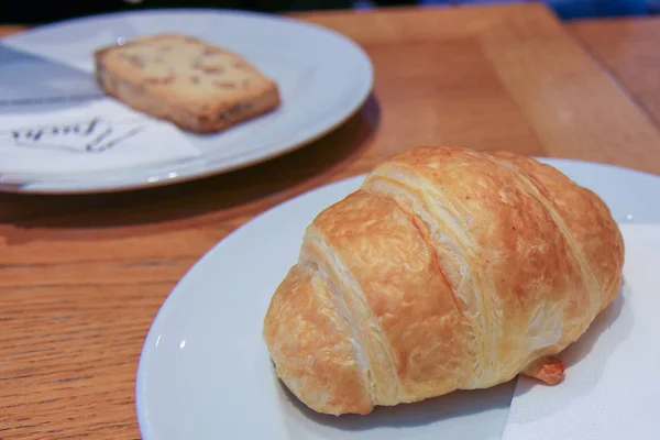 Крупный план пекаря, показывающего хлеб только что вытащил — стоковое фото
