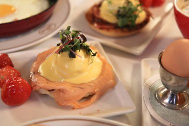 Yumurta Benedict jambon, ıspanak ve hollandaise sosu ile 