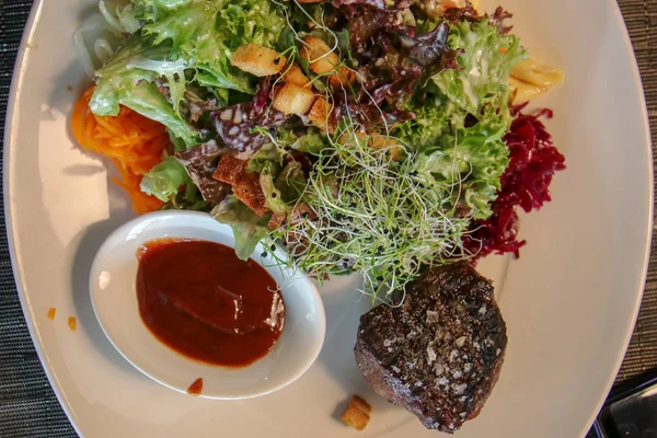 Biberiyeli salatalı ızgara biftek. Salata ile servis edilir