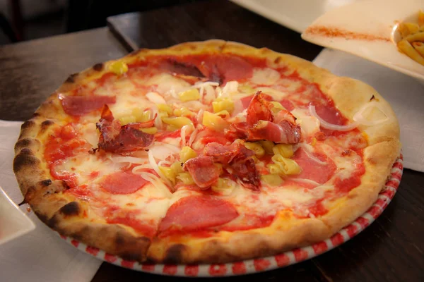 birçok ile doldurulmuş pizza yakın çekim ile görüntü