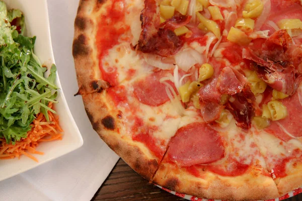 birçok ile doldurulmuş pizza yakın çekim ile görüntü