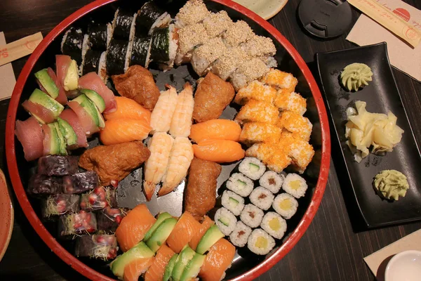 Доставка японского ресторана - суши маки калифорнийский гункан — стоковое фото