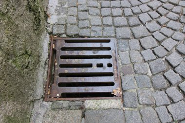 Kanalizasyon kapağının rendeleyin