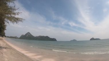 Tropikal bir plajda beyaz kum. Mueang Prachuap 'taki Mavi Göl Sahili Zaman Hızı Tayland' daki Khiri Han.