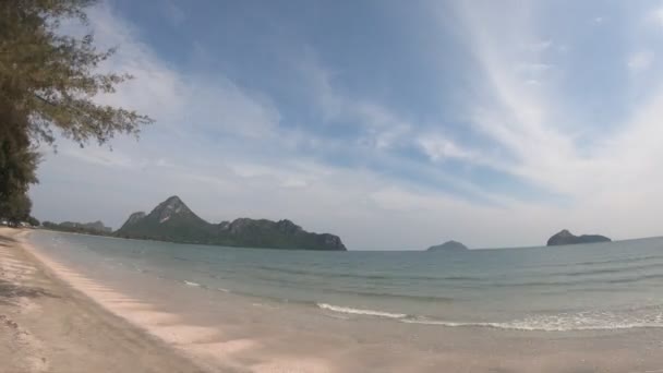 热带的白色沙滩 位于提兰的Mueang Prachuap Khiri Khan蓝色泻湖海滩的时间推移 — 图库视频影像