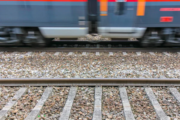 tren bir demiryolu üzerinde geçen.