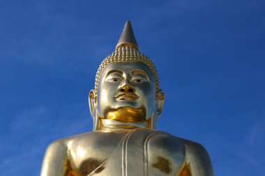 büyük altın buddha heykeli
