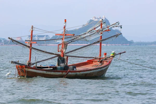 Ένα μικρό ξύλινο αλιευτικό σκάφος — Φωτογραφία Αρχείου