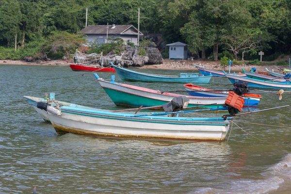 Un pequeño barco pesquero de madera — Foto de Stock