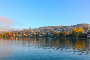 Lucerne Gölü'nde çalışan gemide güzel manzara