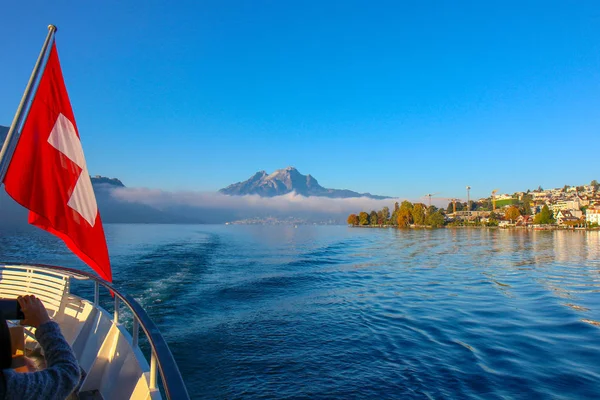 Lucerne Gölü'nde çalışan gemide güzel manzara