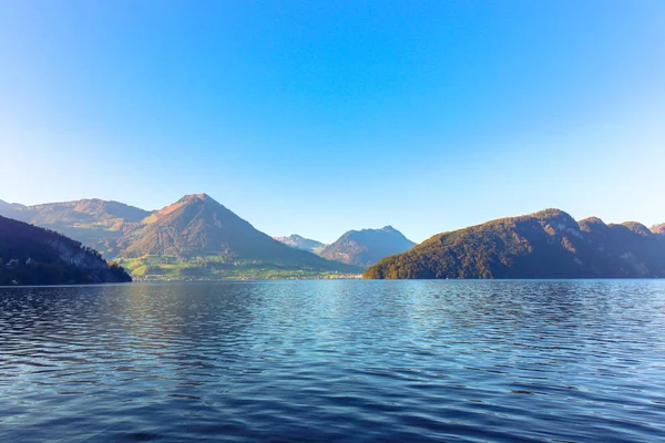 Hermosa vista en barco corriendo en el lago de Lucerna —  Fotos de Stock