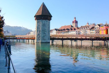 Luzern Gölü'ndeki Şapel Köprüsü'nün görünümü
