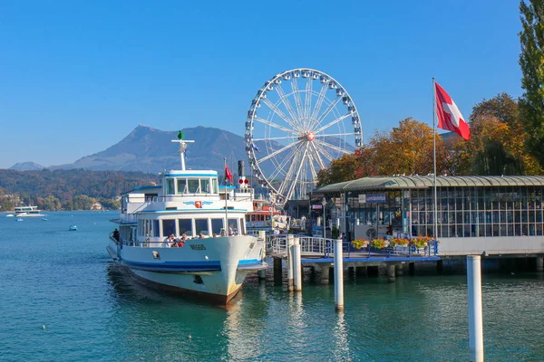 Chom View Pier en el lago de Lucerna Imagen De Stock