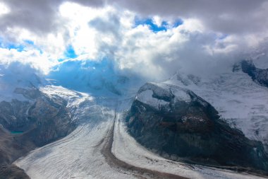 kar ve bulutlarla kaplı zirveleri ile manzara