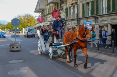 Oteller, restoranlar, dükkanlar ile Hoeheweg Bulvarı. ınterlaken