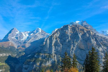 Dağ s güzel köyde Bernese aralığında Sabah görünümü