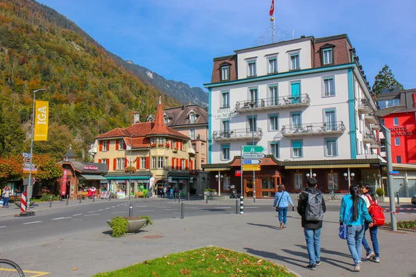 A turisták sétálnak a gyönyörű kilátás alpesi Eiger Villa — Stock Fotó