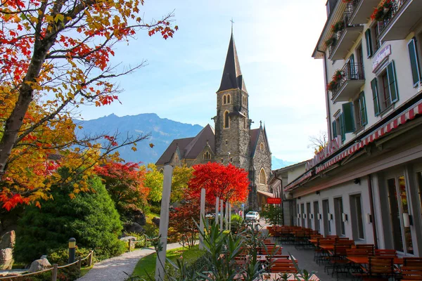 Hoeheweg Boulevard a szállodák, éttermek, üzletek. Interlaken — Stock Fotó