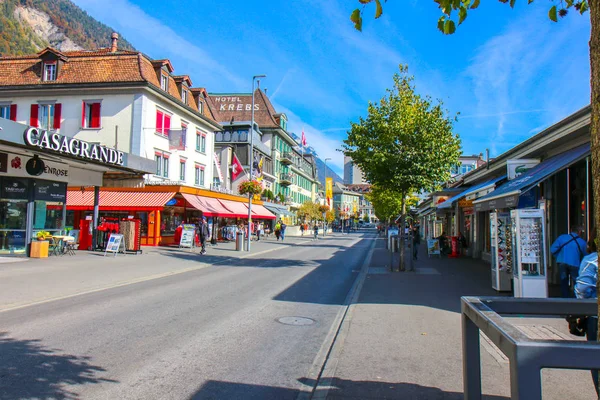 Hoeheweg Boulevard a szállodák, éttermek, üzletek. Interlaken — Stock Fotó