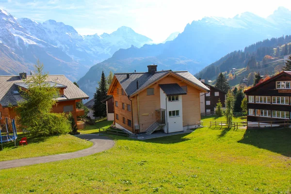 Bella vista sul villaggio alpino di Eiger. Pittoresco e splendido — Foto Stock