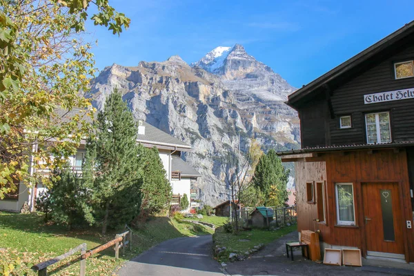 Gyönyörű kilátás alpesi Eiger faluban. Festői és gyönyörű — Stock Fotó
