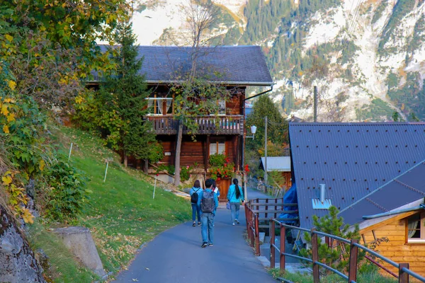 Turistas estão caminhando para a bela vista da villa Eiger alpina — Fotografia de Stock