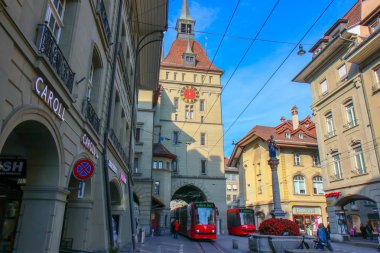 Ortaçağ Zytglogge saat kulesi üzerinde Astronomik saat