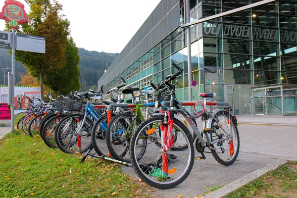 Varias bicicletas seguidas para compartir el sistema en Innsbruck, Austr Imagen De Stock