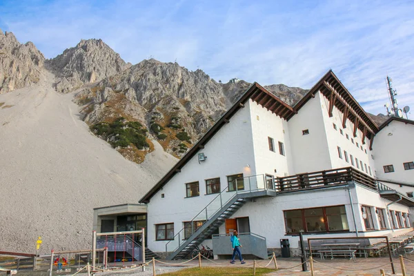 O restaurante no topo da montanha de Hafelekarspitze . — Fotografia de Stock