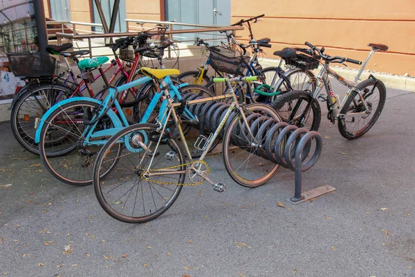 Sistema de armazenamento de bicicletas multi nível em — Fotografia de Stock