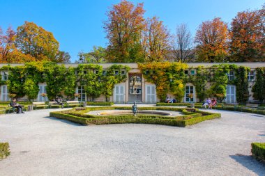 eski tarihi Kale H ile ünlü Mirabell Bahçeleri görünümü