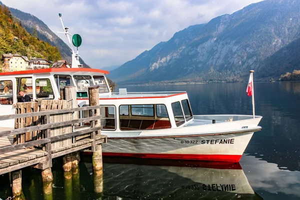 La crociera di viaggio in barca, si preparano a navigare con il lago di hallstatt , — Foto Stock