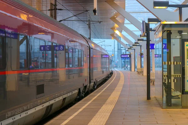 Viena, Austria - 21 de octubre de 2018: estándar-gauge rack railway conn Fotos De Stock Sin Royalties Gratis