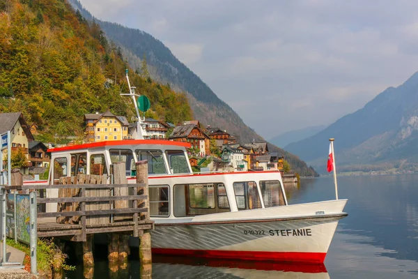 The Boat Travel Cruise, Prepare to Sail with Lake of hallstatt, — Stock Photo, Image