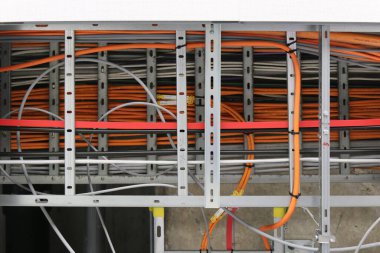 Güç kabloları, Kontrol kabloları ve kablo kabloları destek onarmak için kablo merdiveni ve kablo tepsisine kurulur .