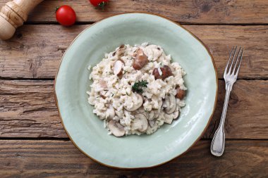 mantar arka plan ile İtalyan risotto