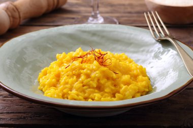 safran arka plan ile İtalyan risotto