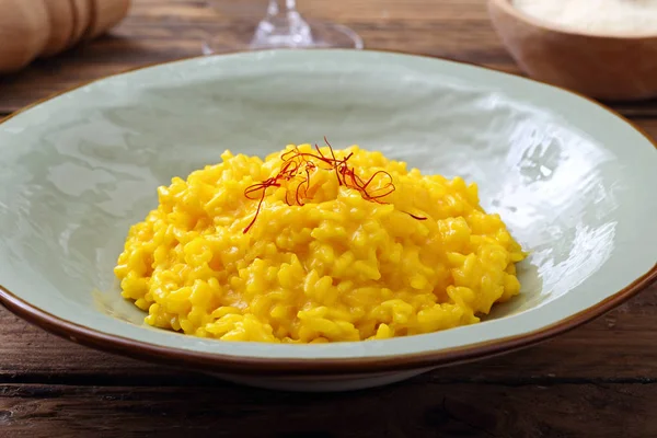 Safran Arka Plan Ile Talyan Risotto — Stok fotoğraf