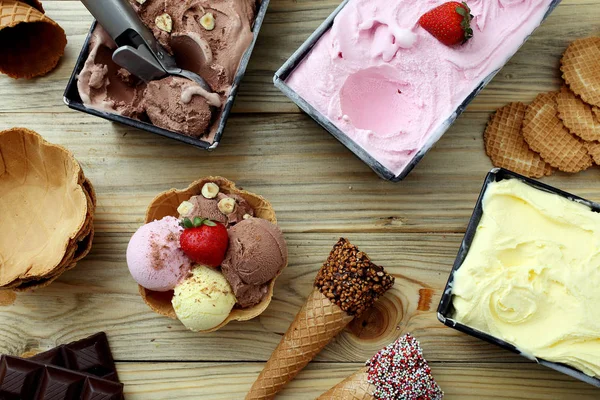 おいしいアイス クリーム キッチン テーブル背景に手作り — ストック写真