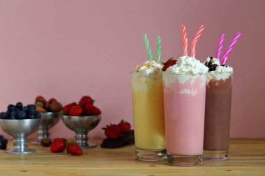 milkshake içinde gözlük strauberries çikolata ve vanilya ile 