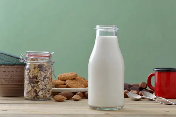 Свіже Молоко Склянці Банку Кухонному Столі — стокове фото
