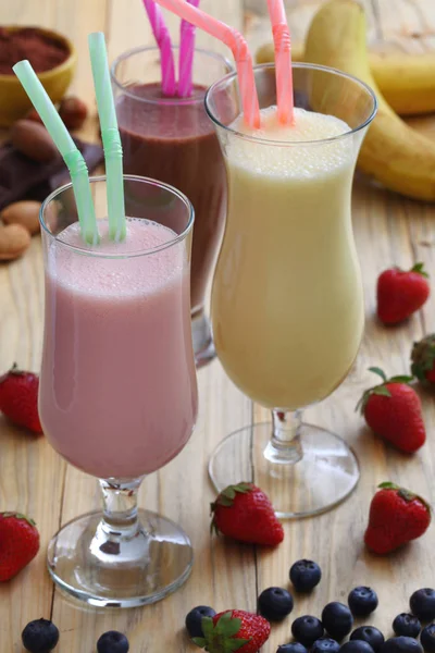 Milkshake Dans Des Verres Aux Fraises Chocolat Vanille — Photo