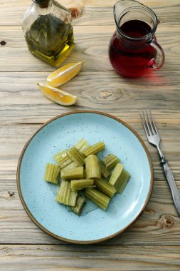 Cardoon mutfak masa arka plan üzerinde seramik tabak pişmiş