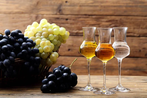 Grappa rustik masa arka plan üzerinde gözlük