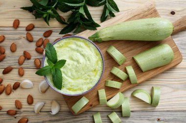 tradiotional İtalyan kabak pesto mutfak masa arka plan üzerinde
