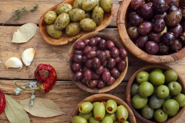 Zeytin mutfak masa arka plan üzerinde ahşap kase çeşitleri