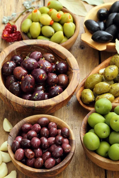 Sortiment Von Oliven Holzschale Auf Küchentisch Hintergrund — Stockfoto