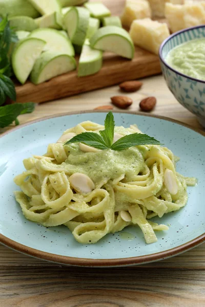 Italian Pasta Zucchini Pesto Kitchen Table Background — Stock Photo, Image